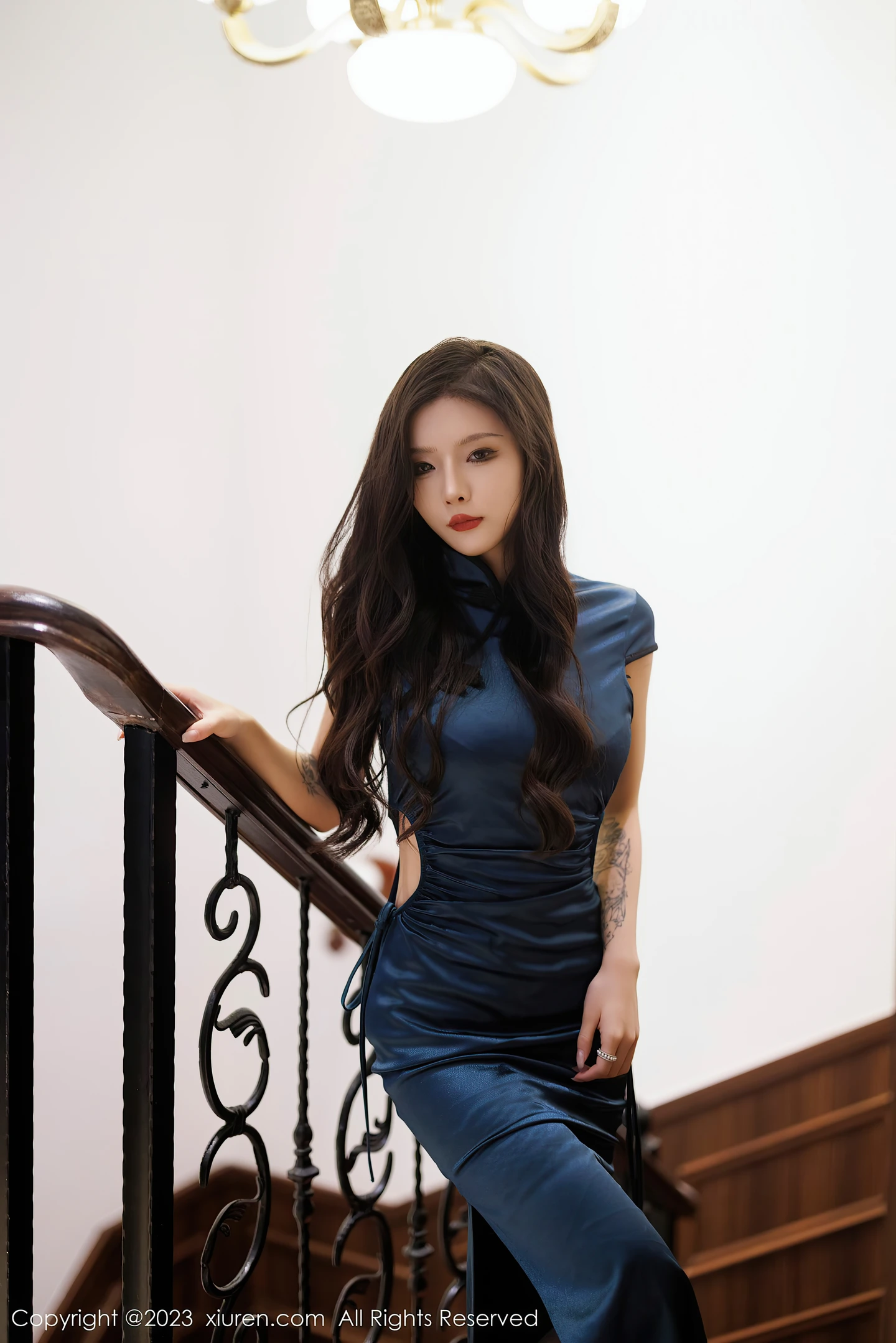 图片[3]-[XiuRen秀人网]VOL.7800 模特七七kiko脱性感蓝色旗袍露黑色蕾丝内衣配超薄黑丝魅惑写真50P-秀人网官方网站